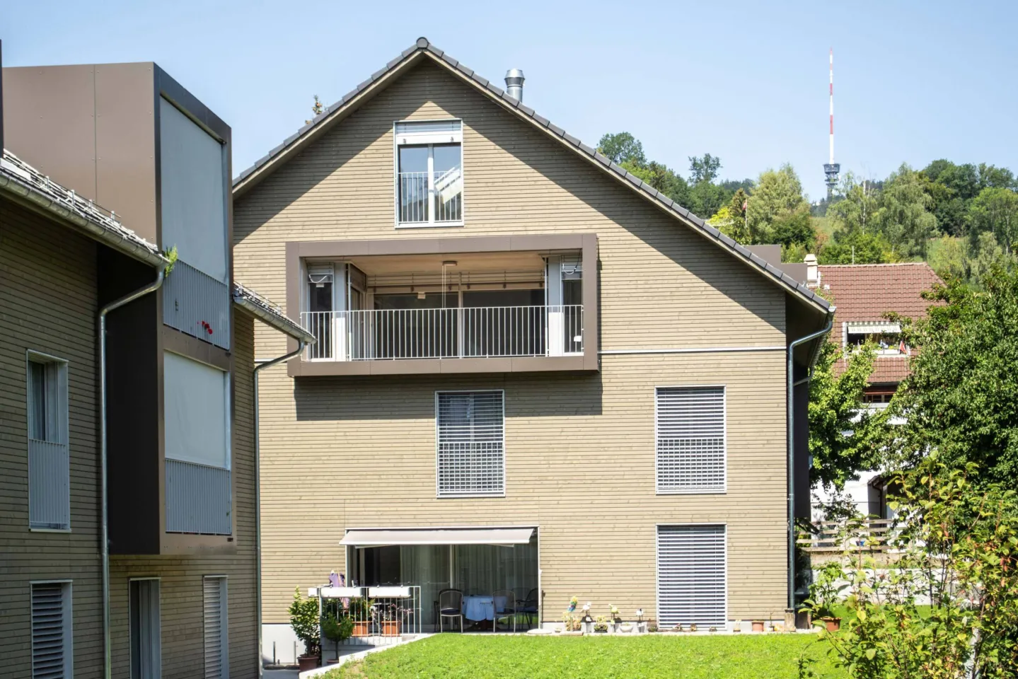 Bahnhofstrasse Stettlen Fassade Balkon