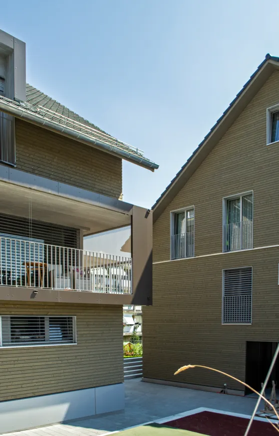 Bahnhofstrasse Stettlen Fassade Balkon Vorplatz
